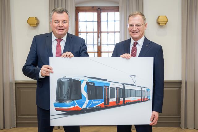 LH Stelzer und LR Steinkellner zeigen ein Bild der zukünftigen Regional-Stadtbahn. | Foto: Land OÖ/Antonio Bayer