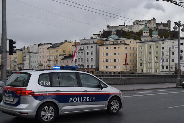 Kurz nach ein Uhr Nacht auf den Montag konnten Polizisten in der Elisabethstraße in der Stadt Salzburg drei verdächtige Personen festnehmen. (Symbolbild) | Foto: Carmen Kurcz