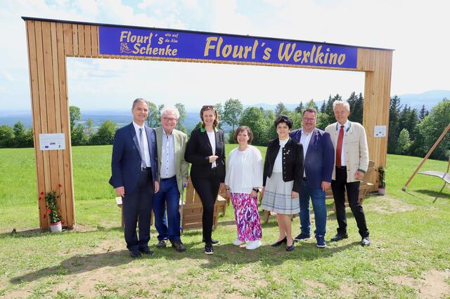 Neues „Wexlkino“ bei „Flourl’s Schenke“: Ingrid Lederer im Kreis der Ehrengäste, an der Spitze LR Barbara Eibinger-Miedl. | Foto: Alfred Mayer