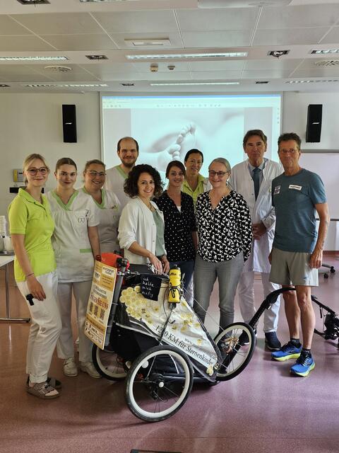 Der Sternenkindvater und Marathonläufer Rainer Juriatti macht auf seinem 1.200 Kilometer langen Lauf auf das Tabuthema Sternenkinder aufmerksam. Im Bild: Rainer Juriatti (rechts) macht Station im Uniklinkum Salzburg. | Foto: SALK