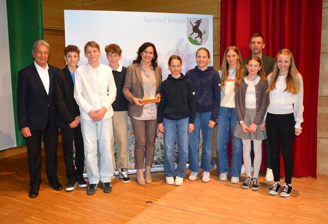 Vize-Bgm. Gerhard Eilenberger, Dir. Angelika Trenkwalder, Sportreferent Philipp Radacher mit den geehrten SchülerInnen. | Foto: Bild: Stadtgemeinde