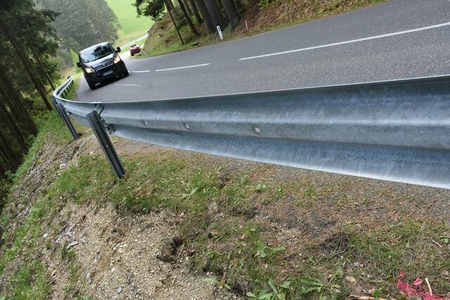  Nachher - Todeskurve Richtung St. Georgen/W. Vor Jahren wurde hier eine Leitschiene abgelehnt: Begründung: Autos werden zurückgeschleudert auf die Straße. Jetzt war eine Leitschiene möglich. Es gab ein Todesopfer. | Foto: Zinterhof