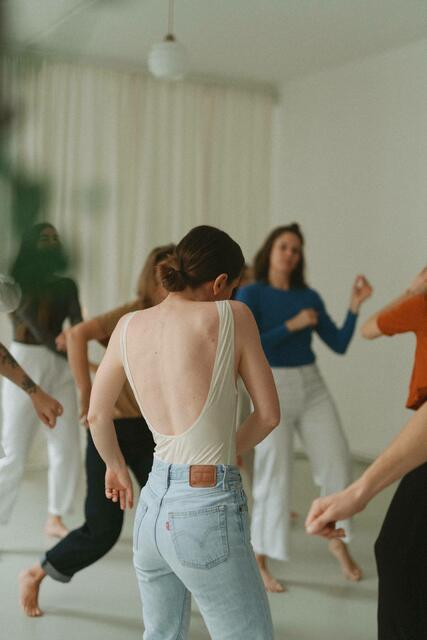 Neben verschiedenen Yogaklassen liegt ein Schwerpunkt des Studios auch auf dem intuitiven Tanzen.  | Foto: y.lab