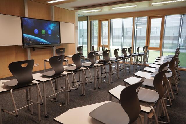 Moderne Klassenräume in der Tourismusschule Klessheim. | Foto: Emanuel Hasenauer