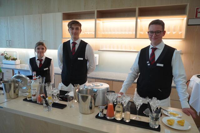 Drei der Prüflinge in der Tourismusschule Klessheim. | Foto: Emanuel Hasenauer