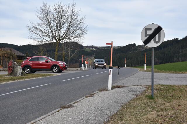 Hinterleitner Kreuzung. Punktgenau vor der Kreuzung endet die Geschwindigkeitsbeschränkung. "Dahinter" wartet die Gefahr.  Bürger-Vorschlag: Kreuzung in die 50 km/h Beschränkung einbeziehen. | Foto: Zinterhof