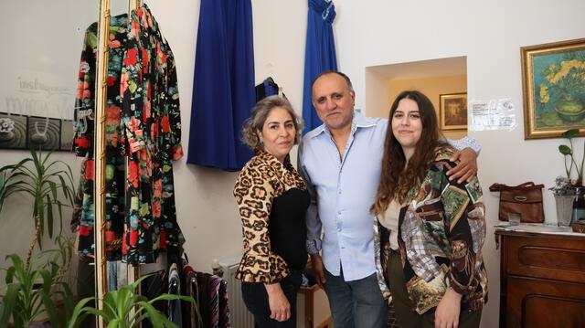 Marzieh Kafi Teherani gemeinsam mit ihrer Tochter Daria Reibenschuh und Businesspartner Ahmad Majid.  | Foto: Marcy Vintage