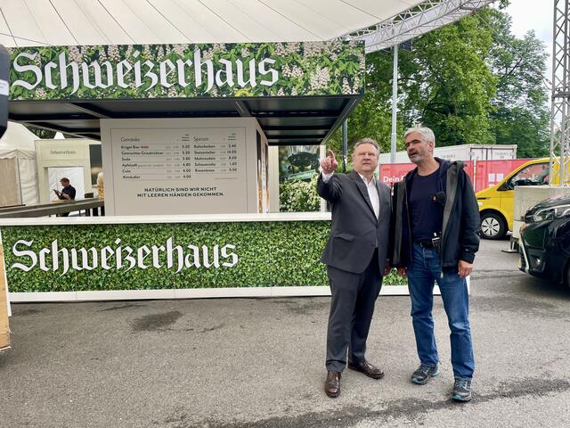 Bürgermeister Michael Ludwig (SPÖ) machte sich bereits ein Bild von den Aufbauarbeiten. | Foto: Barbara Schuster/RMW