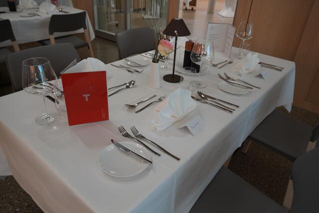 Das Decken des Tisches gehört auch dazu. | Foto: Emanuel Hasenauer