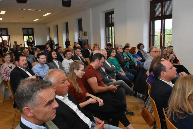Viele Gäste lauschten interessiert und stellten ihre drängenden Fragen in den Raum | Foto: Regionalmedien Steiermark