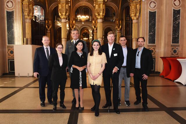 v.l.: Gerald Pracherstorfer (BMLV Zielgruppenkommunikation), Vizedirektorin des Heeresgeschichtlichen Museums Stefanie Pracherstorfer-Prigl; Militärischer Berater im Verteidigungsministerium, Club Tirol-Vorstandsmitglied und Organisator des Abends Stefan Kirchebner; Daniella Spera -Kommunikationswissenschafterin, Journalistin und Executive Director Kultur. Medien. Judentum; Moderatorin Johanna Gruber; Club Tirol-Präsident Julian M. Hadschieff; Johannan Edelman, Leiter der Meldestelle der Israelitischen Kultusgemeinde (IKG) und Antisemitismusexperte des Zentrums für digitale Medienkompetenz Dietmar Pichler | Foto: Club Tirol