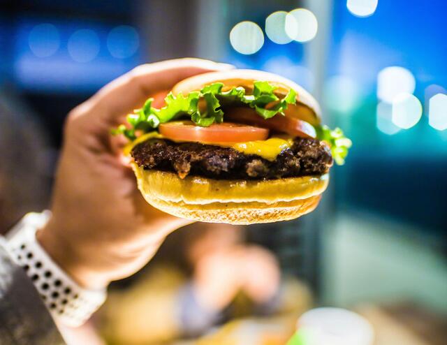 BBQ, Burger oder Brunch am Schiff? Am Vatertag gibt es in der Leopoldstadt ein buntes Angebot. | Foto: Caleb Oquendo/Pexels (Symbolbild)