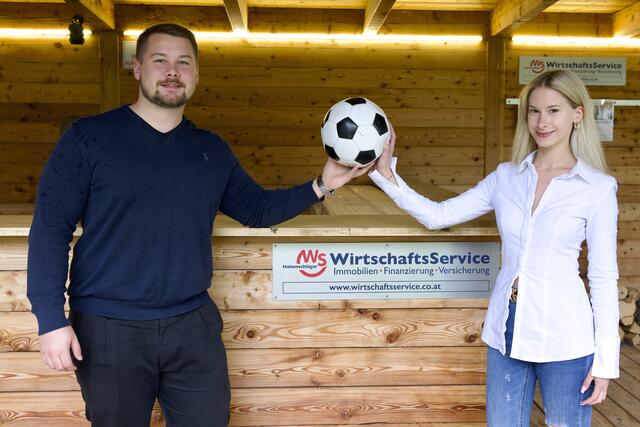 Julia und Maximilian Hohenschläger im Eventgarten in Neunkirchen. Hier wird ein Public Viewing der EM ausgetragen. | Foto: Santrucek
