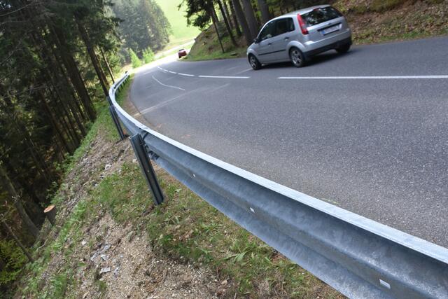 Todeskurve Richtung St. Georgen/W. Vor Jahren wurde hier eine Leitschiene abgelehnt: Begründung: Autos werden zurückgeschleudert auf die Straße. Jetzt war eine Leitschiene möglich. Es gab ein Todesopfer. | Foto: Zinterhof