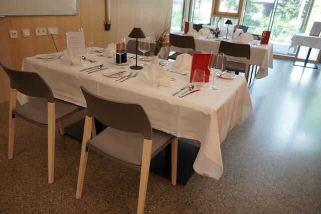Die Tische für die Gäste wurden von den Prüflingen gedeckt. | Foto: Emanuel Hasenauer