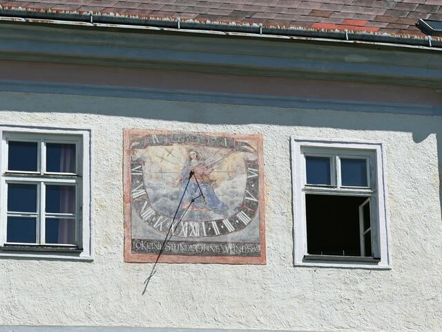 Sonnenuhr an der Klosterfassade
