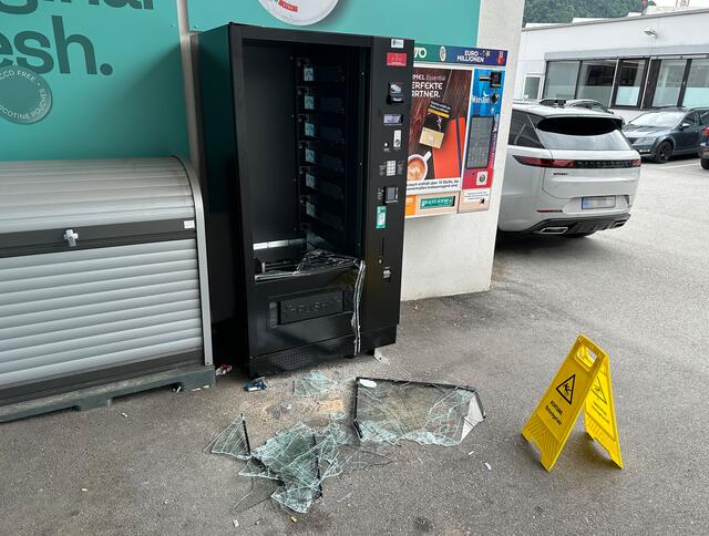 Die Täter entwendeten Tabakwaren und es entstand erheblicher Sachschaden.  | Foto: ZOOM-Tirol