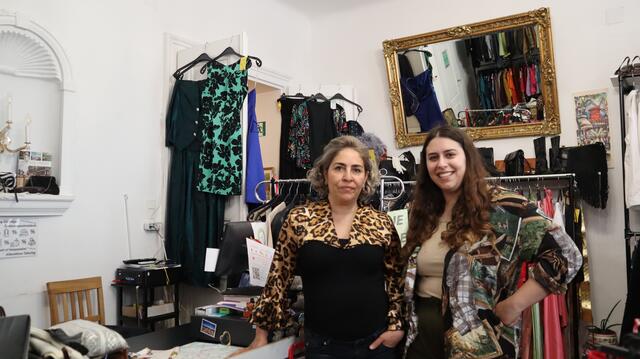 Marzieh Kafi Teherani und ihre Tochter in ihrem Geschäft. | Foto: Marcy Vintage