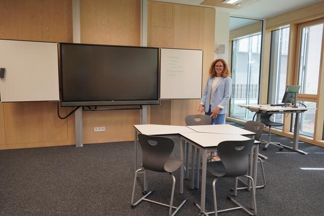 Eva Schlick präsentiert die modernen Klassenräume. | Foto: Emanuel Hasenauer