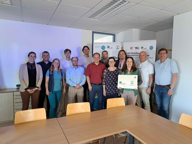 Michael Gruber (Förster Stadtgemeinde Stockerau), Johannes Selinger (KLAR! Wolkersdorf-Mistelbach), Nikola Kopitz (Straßenbauabteilung III), Roman Kampleitner (Gemeinde Harmannsdorf), DI Judith Michaeler-Teixeira (KLAR! 10vorWien), Alfred Zimmermann (Umwelt-Gemeinderat Stadtgemeinde Korneuburg), Michael Oberschil (Bürgermeister Hagenbrunn) mit Stefan Praznik (Stadtgemeinde Stockerau) und weiteren Gemeinde-Vertretern sowie Vertretern der NÖ Straßenbauabteilung. | Foto: 10vorWien