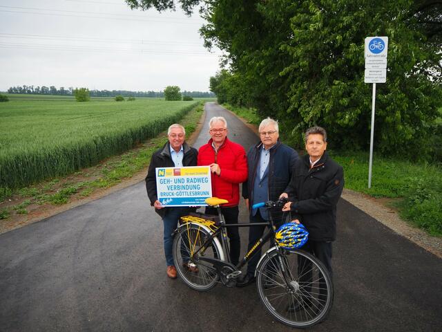 NR Werner Herbert, Gerhard Weil (Bgm. von Bruck an der Leitha), Felix Böhm (Stadtrat von Bruck an der Leitha), Michael Platzer (NÖ Straßendienst) | Foto: NÖ Straßendienst 
