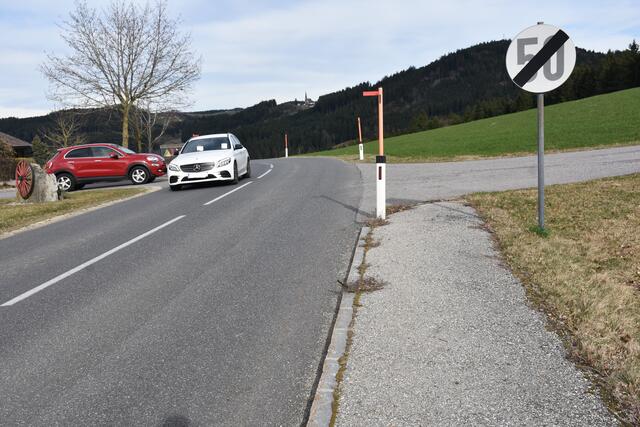 Hinterleitner Kreuzung. Punktgenau vor der Kreuzung endet die Geschwindigkeitsbeschränkung. "Dahinter" wartet die Gefahr.  Bürger-Vorschlag: Kreuzung in die 50 km/h Beschränkung einbeziehen. | Foto: Zinterhof