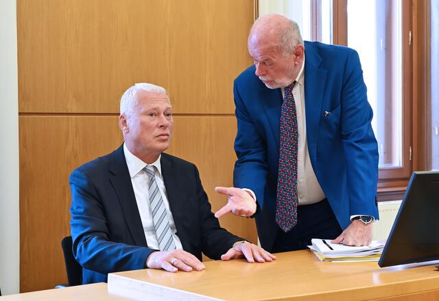 Toni Polster (l.) beim Prozessauftakt Mitte April mit seinem Anwalt Manfred Ainedter. | Foto: Clemens Fabry / Die Presse / picturedesk.com
