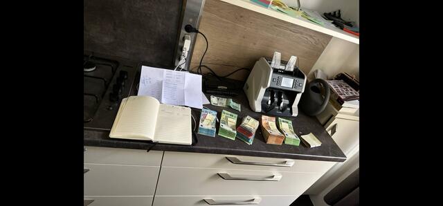 Bei Wohnungsdurchsuchungen konnten 77.885 Euro sichergestellt werden.  | Foto: LPD NÖ/LKA