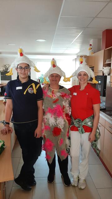 Doris, Alex und Sonja kleideten sich entsprechend dem Motto. | Foto: Pflegekompetenzzentrum Draßburg / Mazdra