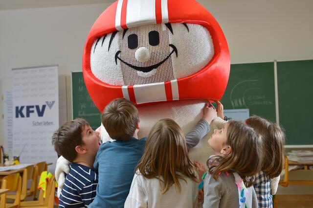 Sicherheitsexperte HELMI besuchte kürzlich die Schüler*innen der Volksschule Nikolsdorf und erarbeitete mit ihnen spielerisch richtige Verhaltensweisen im Straßenverkehr.  | Foto: Symbolbild: KFV