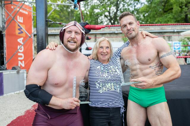 In Simmering wurden Wrestling, Musik und ganz viel Show für einen guten Zweck vereint.  | Foto: René Brunhölzl