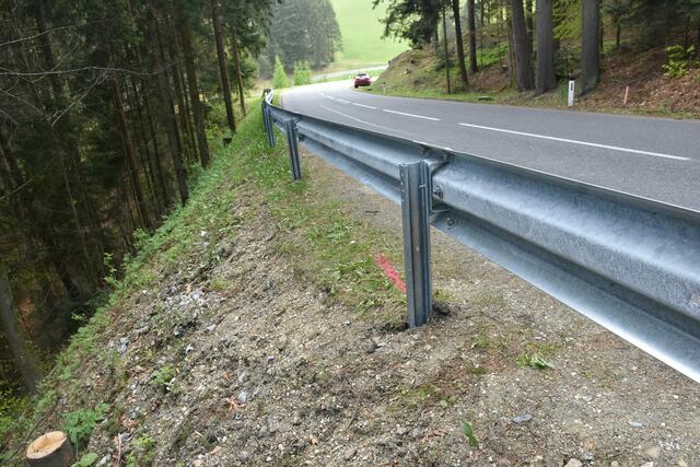 Todeskurve Richtung St. Georgen/W. Vor Jahren wurde hier eine Leitschiene abgelehnt: Begründung: Autos werden zurückgeschleudert auf die Straße. Jetzt war eine Leitschiene möglich. Es gab ein Todesopfer.  | Foto: Zinterhof
