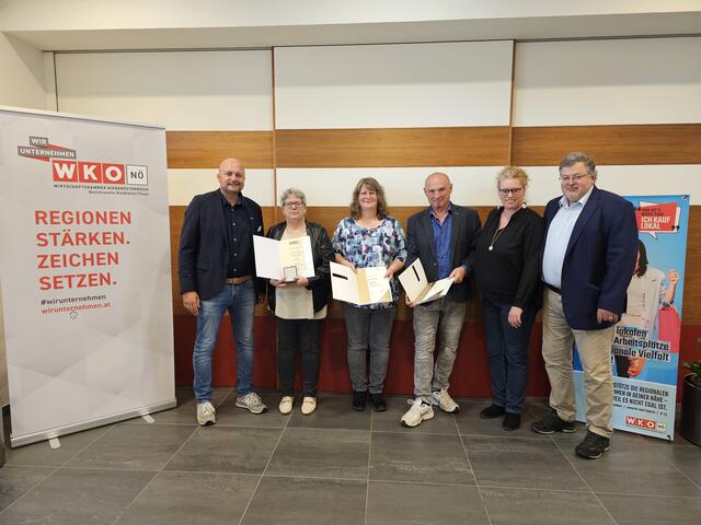 WK-Bezirksstellenleiter Alexander Vogl, Judith Hengst, Jitka Pascher, Jan Hacka, Veronika Pfeiffer-Gössweiner und Firmenchef Thomas Pfeiffer (v.l.) | Foto: Christa Hartl