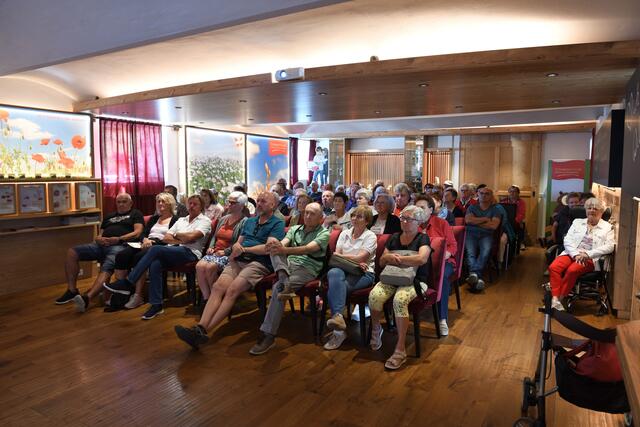 Im „Gewürzkino“ der Firma Schneiderbauer Gewürze gab es für die Reisegruppe viele spannende Informationen über den Betrieb und die Vielzahl der Gewürze und Gewürzmischungen die produziert werden. | Foto: Josef Dolzer
