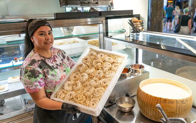Pasta aus dem Parmesanlaib ist ein Streetfood Trend aus Sizilien. Die City hat mit Green Pasta seit Mai einen eigenen Ableger des beliebten Essens-Konzepts. | Foto: Green Pasta