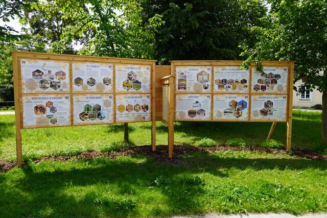 Wissenswertes über Bienen wird nahe der Tourismusschule Klessheim auf Tafeln veranschaulicht. | Foto: Emanuel Hasenauer