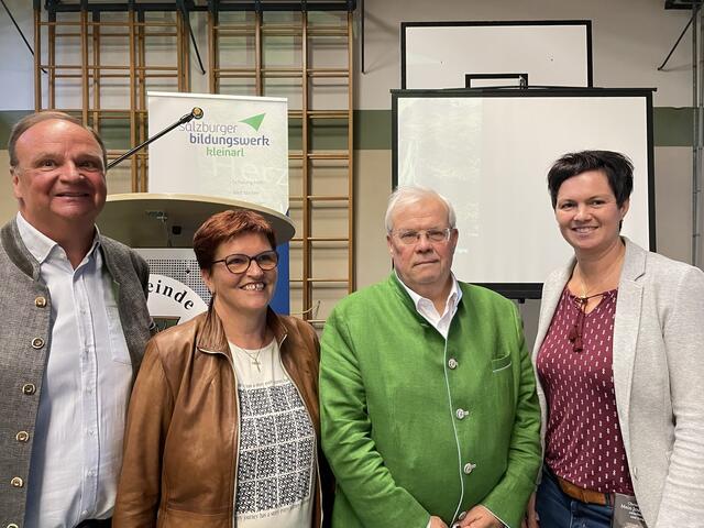 V. l. n. r.: Gerhard und Christine Bayer (Leiter des Bildungswerkes Kleinarl), Christian Wehrschütz (ORF-Korrespondent) und Maria Fankhauser (Bildungswerk Regionalbegleitung Pongau). | Foto: Nicole Hettegger