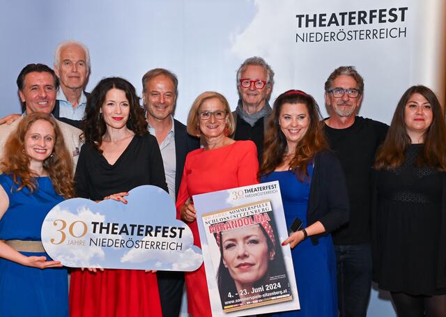 Landeshauptfrau Johanna Mikl-Leitner mit des neuen 20. Spielortes Schloss Sitzenberg, die bei den Sommerspielen die Komödie „Mirandolina“ zeigen. | Foto: NLK Filzwieser