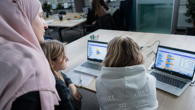 Die Mädchen diskutieren ihr Spiel mit Mentorin Anela | Foto: Copyright WienIT