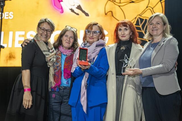 Jury-Mitglied Anita Ziegerhofer, Bürgermeisterin Elke Kahr, Edith Hornig, Preisträgerin Lydia Lieskonig und Vizebürgermeisterin Judith Schwentner. | Foto: Stadt Graz/Prontolux