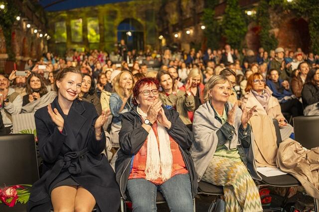 Das nasskalte Wetter tat der Freude der Stimmung bei der diesjährigen Verleihung des Grazer Frauenpreises keinen Abbruch – rund 360 Gäste waren vor Ort. | Foto: Stadt Graz/Prontolux