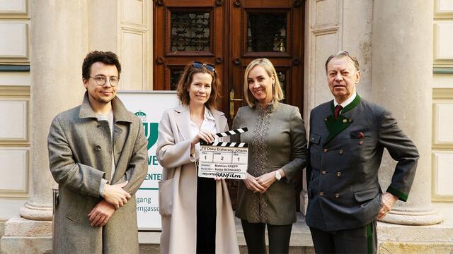 Regisseur Matthias Krepp, Produzentin Stephanie Ninaus, Moderatorin Nadja Bernhard und GRAWE-Ehrenpräsident Franz Harnoncourt-Unverzagt (v.l.) bei den Dreharbeiten in der Grazer Innenstadt | Foto: RANFILM