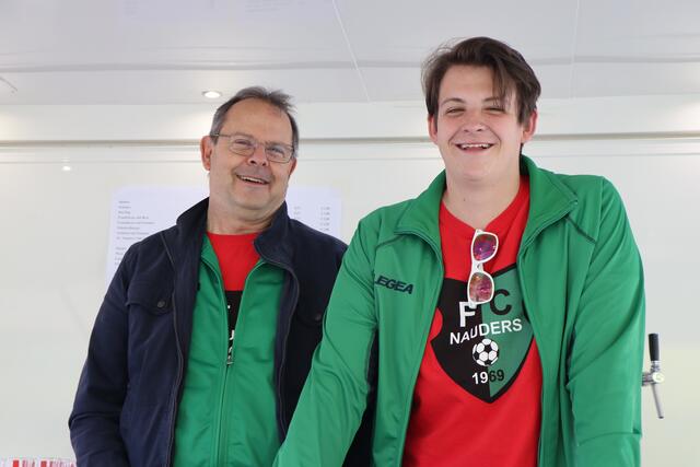 Alfred Schmid und Alexander Martin versorgten die durstigen Gäste. | Foto: Celina Leitner