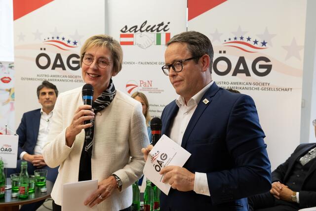 Michaela Steinacker, Präsidentin der italienisch-österreichischen Gesellschaft, Rainer Newald, Österreichisch-Amerikanische Gesellschaft | Foto: Roland Ferrigato