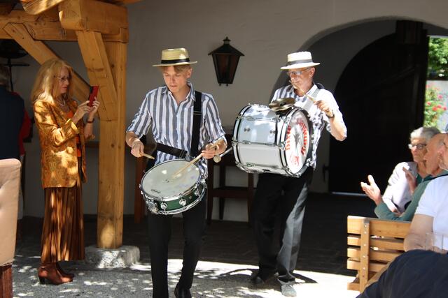 Trommel-Parade durch den Gastgarten: Sigi Siller und Sohn Severin.