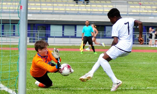 Dieses Duell prägte das Halbfinalspiel: Ibrahima Kante scheiterte auch in dieser Szene am Osttiroler Tormann. | Foto: Hassl