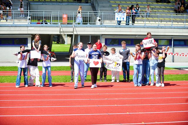 "Let's go Axams" – die Axamer Fans waren sowohl auf der Tribüne als auch nahe des Spielfelds klare Sieger! | Foto: Hassl
