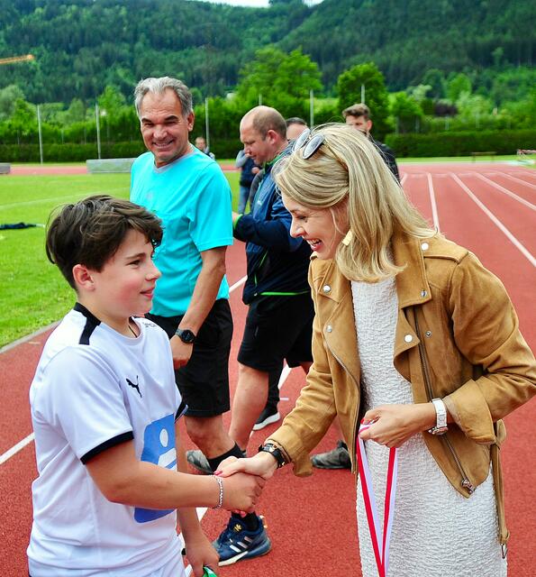 Innsbrucks Vizebürgermeisterin Elli Mayr überreichte den Axamern die Medaillen. | Foto: Hassl