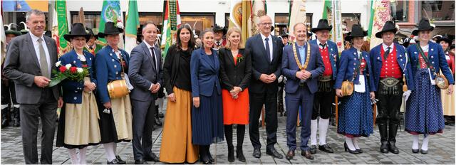 Landesüblicher Empfang: Georg Willi, Markus Lassenberger, Mariella Lutz, Elli Mayr, LH Anton Mattle, Bgm. Johannes Anzengruber. Nicht auf dem Bild Markus Stoll. | Foto: Erich Staudinger