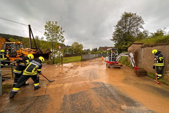 Zu viel für den Boden: In Dietmanns und Groß Siegharts fielen innerhalb kurzer Zeit große Regenmengen. | Foto: FF Dietmanns